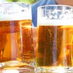 Los daños cerebrales, por mucho que se deje de consumir alcohol, acaban resultando irreparables. En la imagen, de archivo, dos jóvenes realizan botellón en una fiesta universitaria al aire libre