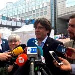 El expresidente de la Generalitat huido a Bélgica y cabeza de lista de JxCat al Parlamento Europeo, Carles Puigdemont, junto a Toni Comín/Efe