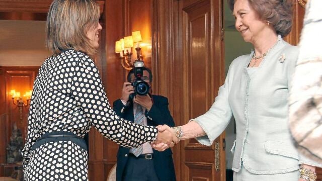 La consejera de Familia e Igualdad de Oportunidades, Milagros Marcos, saluda a la Reina Doña Sofía