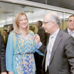 Pilar del Olmo y el tesorero general de Hacienda, Fernando Vallelado saludan a Cristóbal Montoro antes del inicio de la reunión