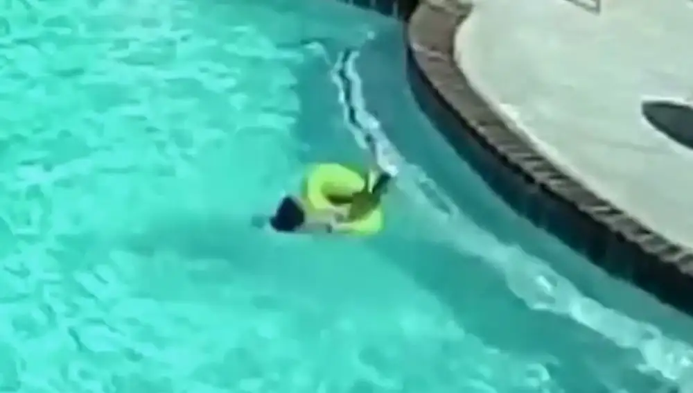 El riesgo de los flotadores es que los niños pueden volcar y no saber regresar a la posición original