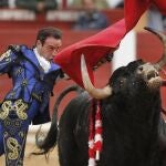 Pase de pecho de Enrique Ponce, ayer, en el coso de El Bibio