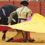 Larga cambiada de Jiménez Fortes, que recibió a sus tres toros a portagayola