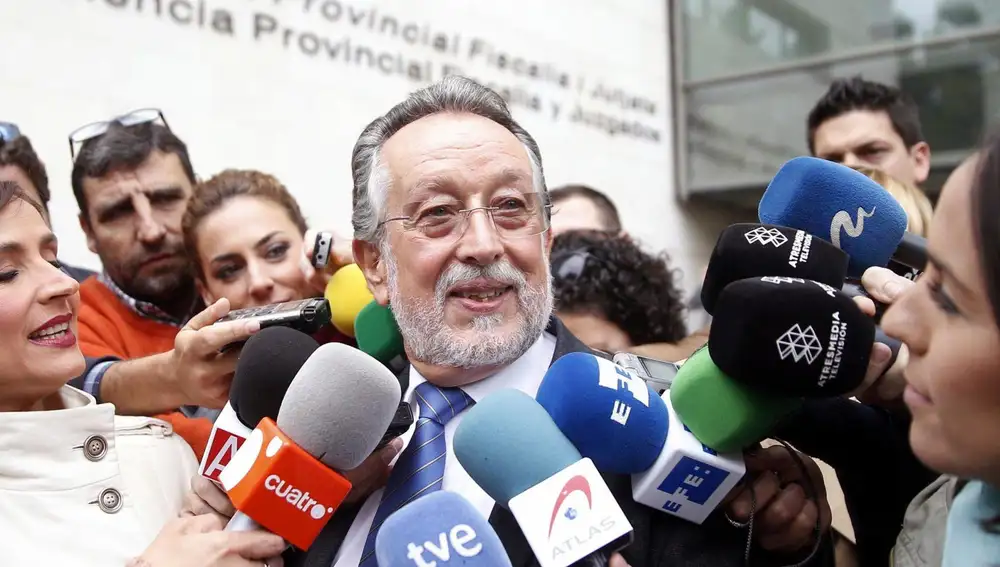 Alfonso Grau, a su salida de la Ciudad de la Justicia, en una de las sesiones del juicio. Imagen de archivo