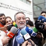Alfonso Grau, a su salida de la Ciudad de la Justicia, en una de las sesiones del juicio. Imagen de archivo
