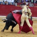 Trincherazo de Fandiño, durante su faena a "Duermevela"en Zaragoza