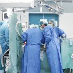 Profesionales médicos y sanitarios, en un quirófano de hospital