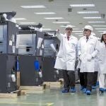 El presidente de la Junta visitó ayer la fábrica de Fujitsu en Málaga