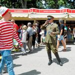 Franco estuvo ayer en la Feria del Libro para promocionar la novela «El baile de los caídos». No fue desalojado por la autoridad municipal. Foto: Jesús G. Feria