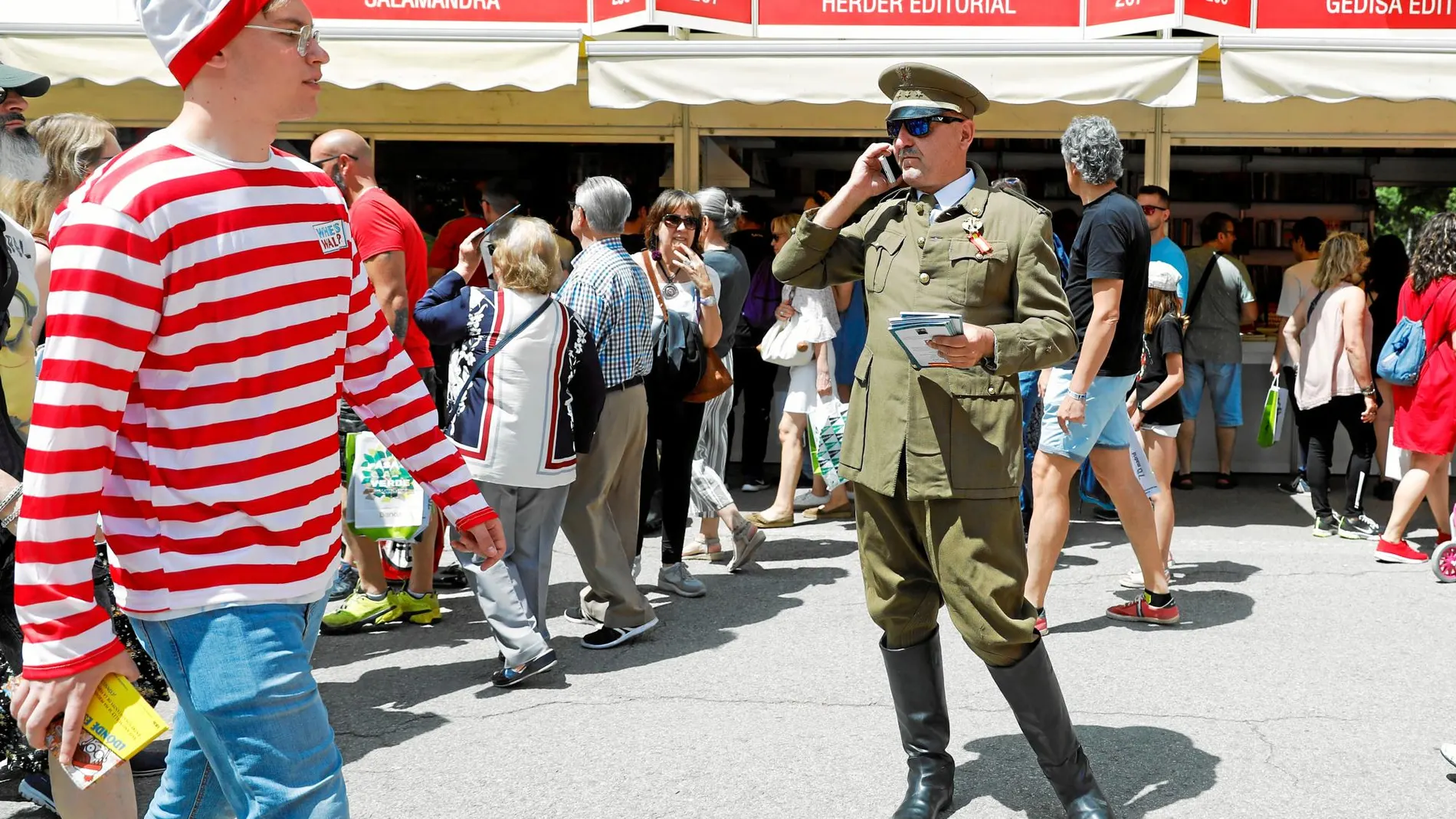 Franco estuvo ayer en la Feria del Libro para promocionar la novela «El baile de los caídos». No fue desalojado por la autoridad municipal. Foto: Jesús G. Feria
