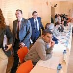 El consejero Sáez Aguado, Eduardo García Prieto y Esperanza Vázquez, acceden a la reunión del Observatorio, del que forman parte Junta, sindicatos sanitarios, colegios profesionales, Fiscalía, Delegación del Gobierno en Castilla y León y la Federación Regional de Municipios y Provincias