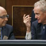 El ministro de Hacienda, Cristóbal Montoro, conversa con el de Defensa, Pedro Morenés, durante el pleno de Congreso de los Diputados