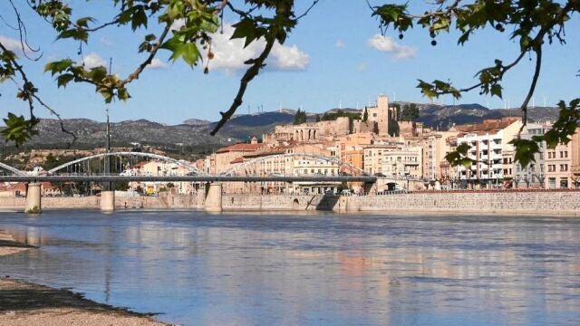 En la imagen el Ebro a su paso por la localidad tarraconense de Tortosa