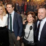 Casado, a su llegada a la cena con 400 mujeres populares celebrada el viernes en Elche. En la foto, junto a su esposa, Isabel Torres (i), la presidenta del PPCV, Isabel Bonig (2-d), y el candidato a la alcaldía de Elche, Pablo Ruz (d)