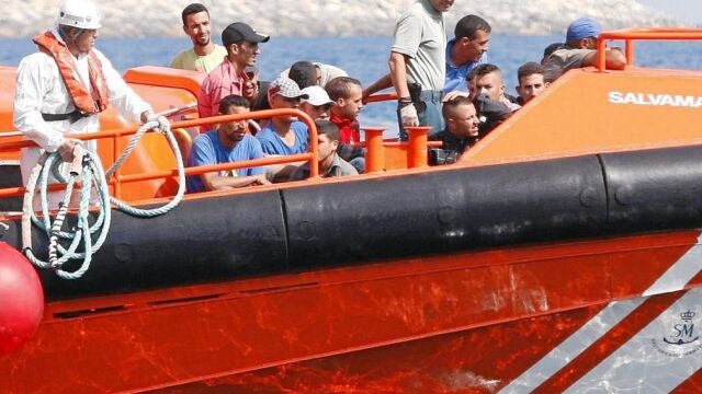 Efectivos de Salvamento MarÍtimo y la Guardia Civil durante el traslado