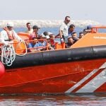Efectivos de Salvamento MarÍtimo y la Guardia Civil durante el traslado