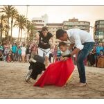 Manzanares enseña a dibujar un natural a uno de los niños que acudieron ayer a la playa del Postiguet