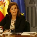 Ana Pastor, Soraya Sáenz de Santamaría y Luis de Guindos, en la rueda de prensa posterior al Consejo de Ministros