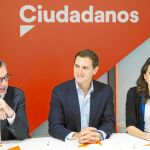 José Manuel Villegas, Albert Rivera e Inés Arrimadas ayer, en la sede del partido durante el Comité Ejecutivo que celebró Ciudadanos para analizar los resultados electorales. Foto: Gonzalo Pérez