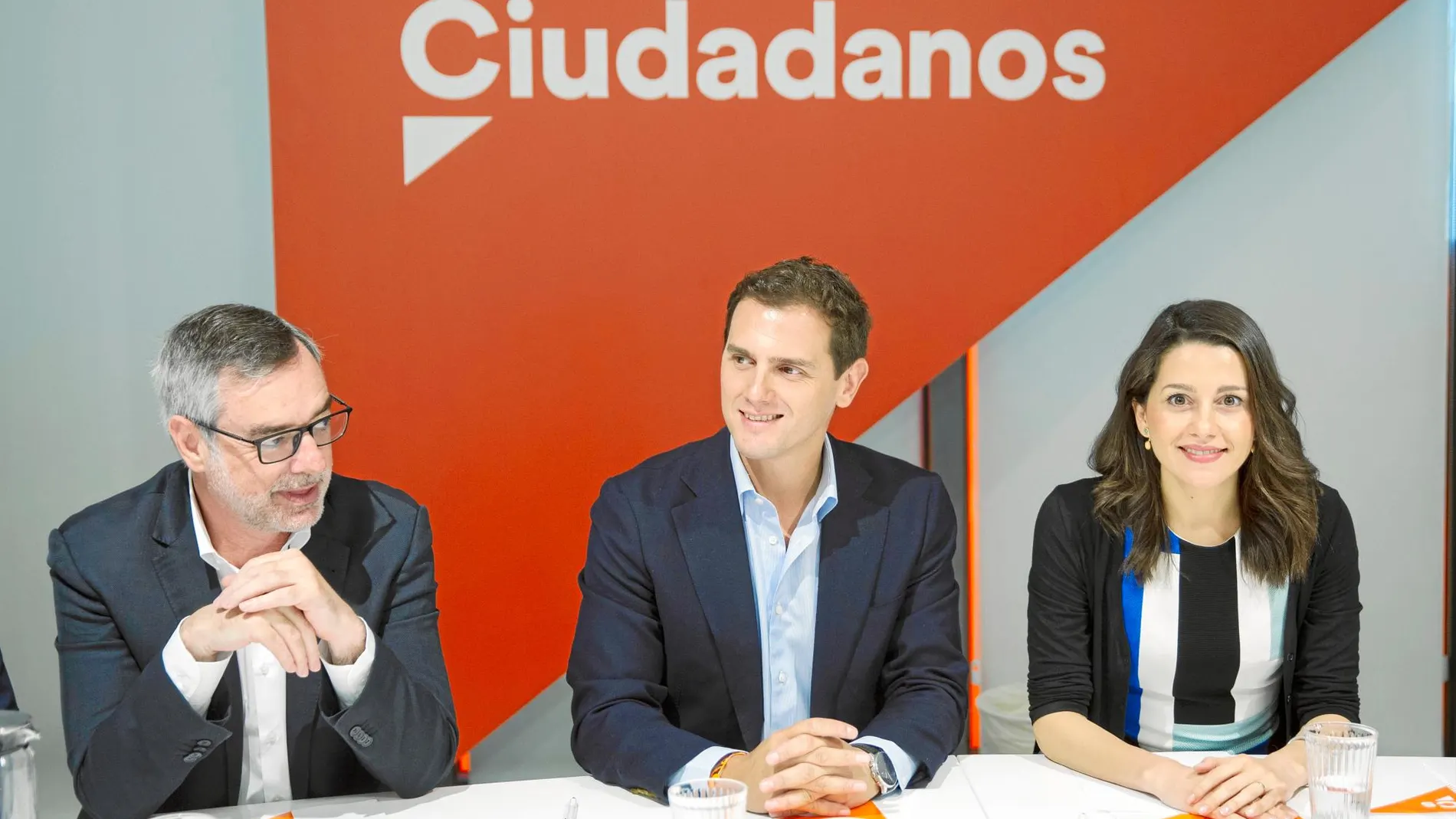 José Manuel Villegas, Albert Rivera e Inés Arrimadas ayer, en la sede del partido durante el Comité Ejecutivo que celebró Ciudadanos para analizar los resultados electorales. Foto: Gonzalo Pérez