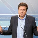 El portavoz del PSOE en las Cortes, Óscar López, atiende a los medios de comunicación