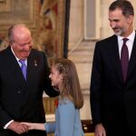 Juan Carlos I, con el Rey Felipe VI y la Princesa de Asturias en la imposición del Collar del Toisón de Oro en 2017/Efe