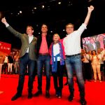 Sanguino, ala derecha, junto a Dolores Piñeiro, Pedro Sánchez y Ximo Puig