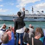 El portaaviones Illustrious prtió ayer desde el puerto de Portsmouth