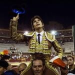 Sebastián Castella abandona a hombros el coso valenciano