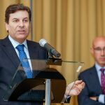 El consejero de Empleo, Carlos Fernández Carriedo, en un encuentro con trabajadores autónomos