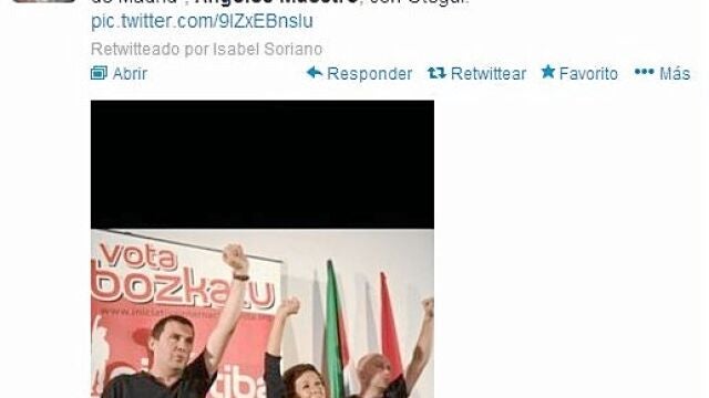 En Twitter, Ángeles Maestro, de CASmadrid, junto a Arnaldo Otegi