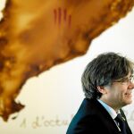 Carles Puigdemont en una conferencia de prensa que dio ante los medios en Waterloo en febrero / Ap
