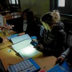 Algunos ciudadanos acudieron a votar en Rosario en pleno apagón, ayudados por la linterna del móvil / Efe