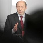 Rubalcaba se dirige ayer a los medios