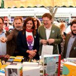 El presidente de la Generalitat y candidato socialista a la reelección aprovechó la primaveral mañana para visitar la Feria del Libro, mientras que Bonig pasó la jornada de reflexión en la Vall d'Uixò con su familia