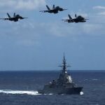 Tres F-18 sobrevuelan a la fragata Méndez Núñez durante su misión con el USS Abraham Lincoln. (Foto: USS Navy)