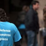 Una trabajadora se dirige a la empresa de Edesa en la localidad vizcaína de Basauri