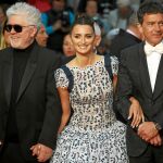 Pedro Almodóvar junto a Penélope Cruz, de Chanel, y Antonio Banderas, ayer en la alfombra roja / Ap