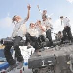 JUEGOS DE GUERRA. Niños ultraortodoxos juegan en un carro de combate
