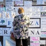 Una mujer lee los mensajes de cariño a la presidenta en el Hospital Favaloro, ayer
