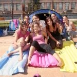 Desde hace varios días, grupos de fans acampan para lograr un buen sitio durante el concierto