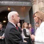 El consejero de Cultura, Luciano Alonso, y la Consejera de Presidencia, Susana Díaz, ante el museo