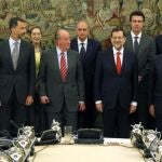El Rey Juan Carlos, el Príncipe Felipe y el presidente del Gobierno, Mariano Rajoy (3d, primera fila), posan para la foto de familia junto a los miembros del Consejo de Seguridad Nacional momentos antes del inicio de la primera reunión de este nuevo órgano colegiad.