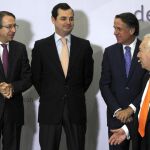 El presidente de la Agencia EFE, José Antonio Vera (i), el presidente de RTVE, Leopoldo González Echenique (2i), el vicepresidente del grupo Planeta, José Creuheras (3i) y el ministro de Asuntos Exteriores español, José Manuel García-Margallo (d), en el II Foro de la Comunicación