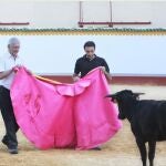 El escritor peruano, dispuesto a torear al alimón con Enrique Ponce