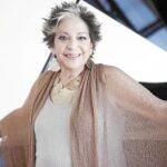 Divertida, clara y ocurrente, la mezzosoprano, que no quiere saber quién cantará el día 21, posó ayer en el Teatro Real
