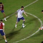 [Messi (c) participa en un entrenamiento este miércoles en el estadio del Barradao en Salvador (Brasil)]