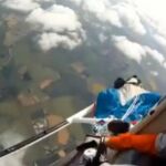 Bajo esta imagen, el vídeo completo de la desesperada secuencia por recuperar el paracaídas