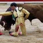 Jiménez Fortes realiza un circular de rodillas al «Duda-Noches», tercero de El Pilar, ejemplar al que le cortó una oreja