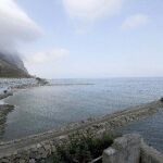 Una máquina excavadora continúa los trabajos correspondientes al proyecto del arrecife artificial que se lleva a cabo en la parte este del peñón de Gibraltar.